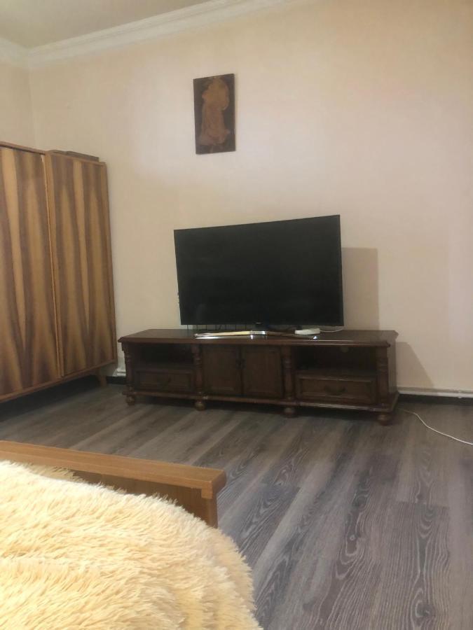 Villa Next To Victory Park Yerevan Bagian luar foto